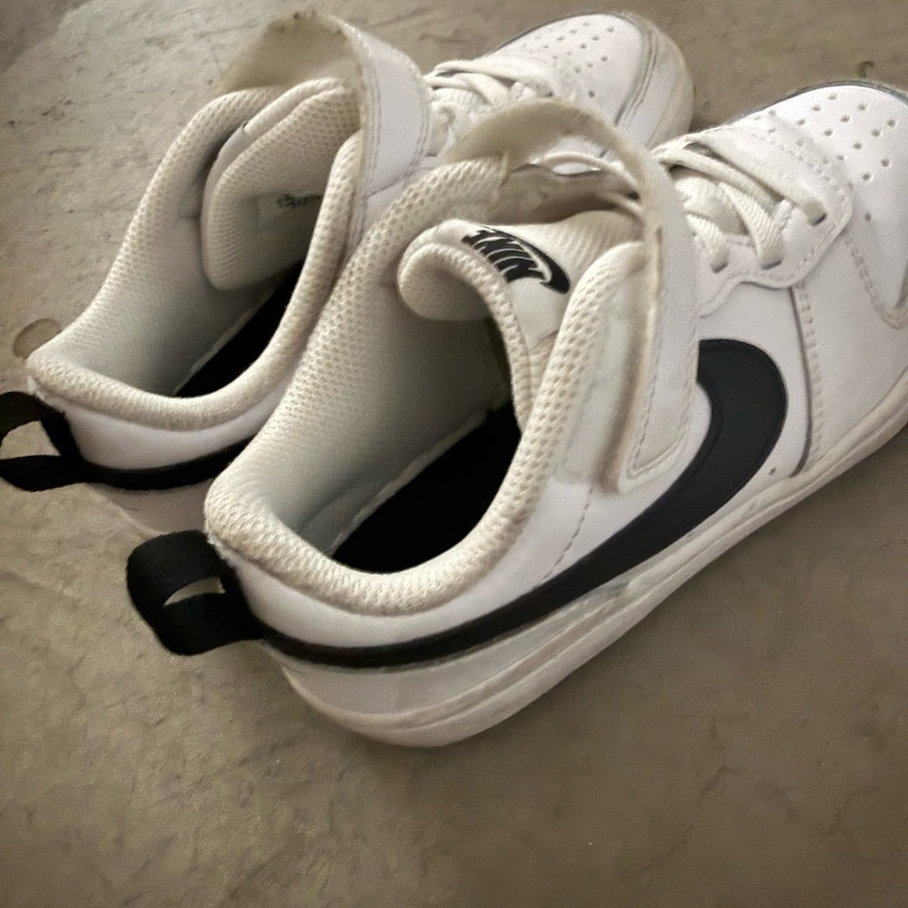 Boys Nike Kids White and Black Velcro Sneakers size 13